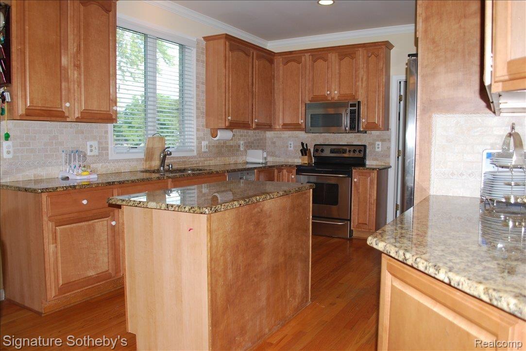 6028 St Paul Road Troy, MI 48098 - Photo 6 of 13 Kitchen with Granite & SS Applia