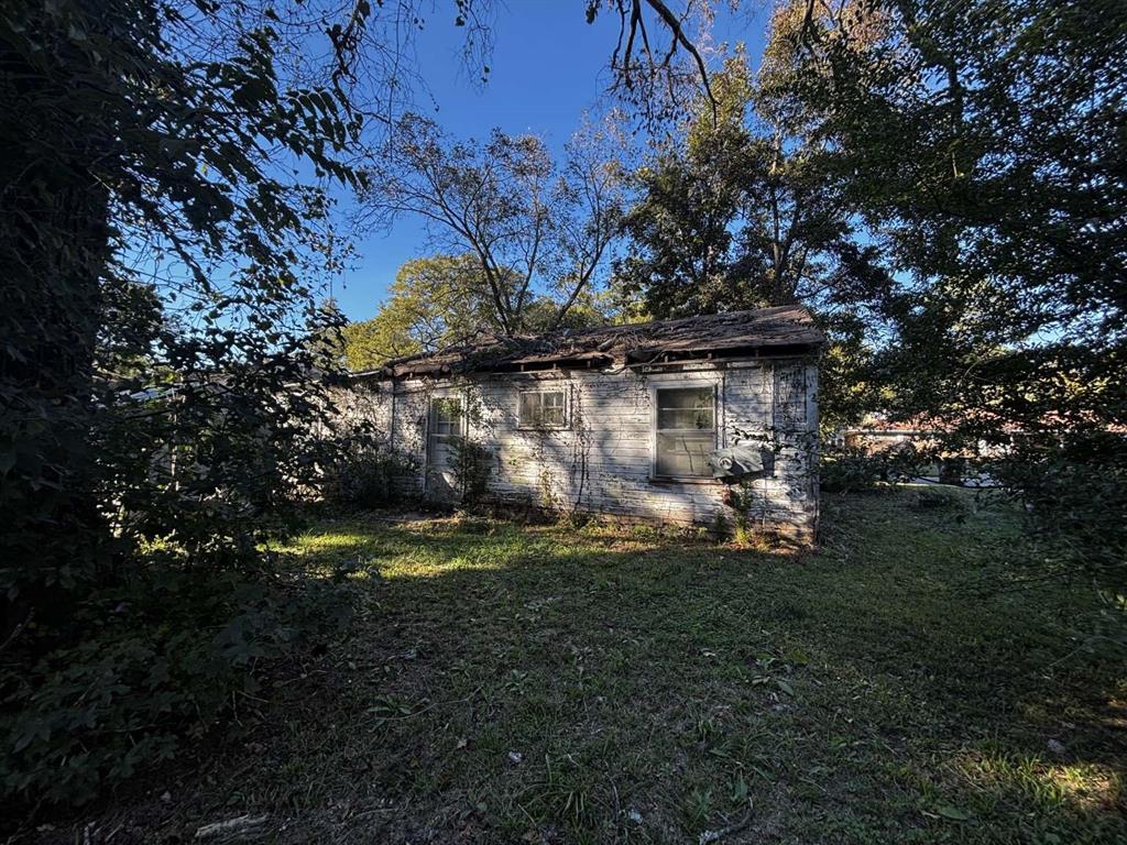 407 South Park Drive Springhill, LA 71075 - Photo 4 of 10 a backyard of a house with lots of green space