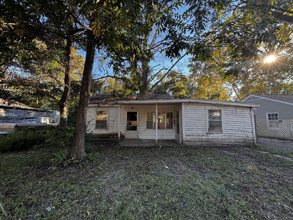 407 South Park Drive Springhill, LA 71075 - Photo 5 of 10 a house that has a tree in front of the house
