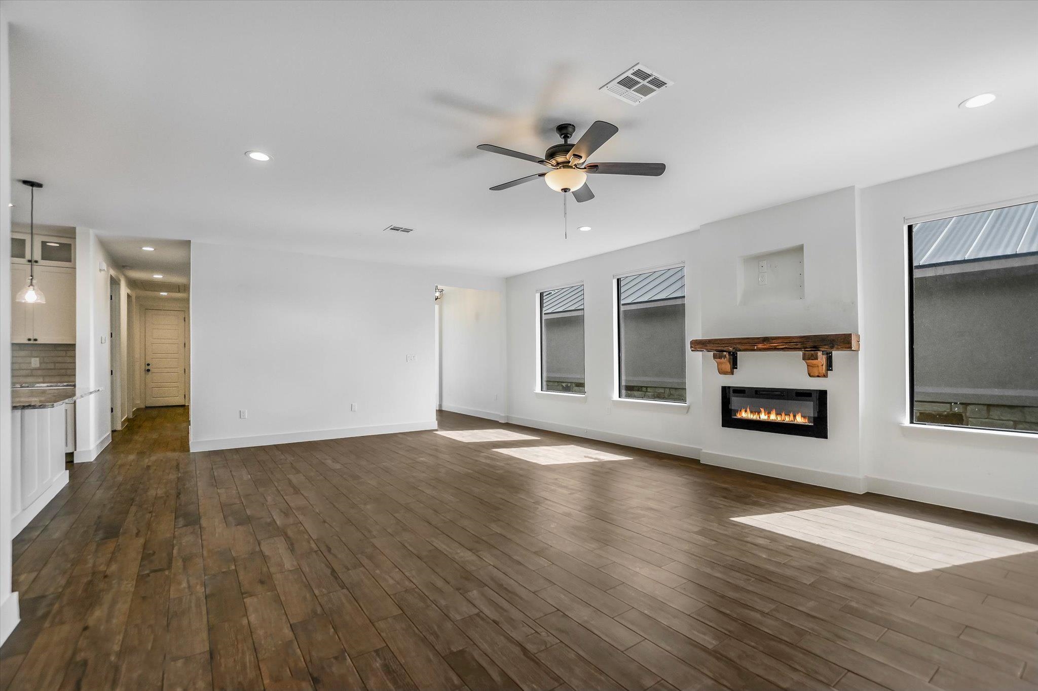 319 Parallel Circle Horseshoe Bay, TX 78657 - Photo 5 of 26