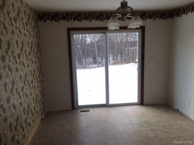 215 Gray Road Lapeer, MI 48446 - Photo 5 of 32 262-176357 dining area.jpg