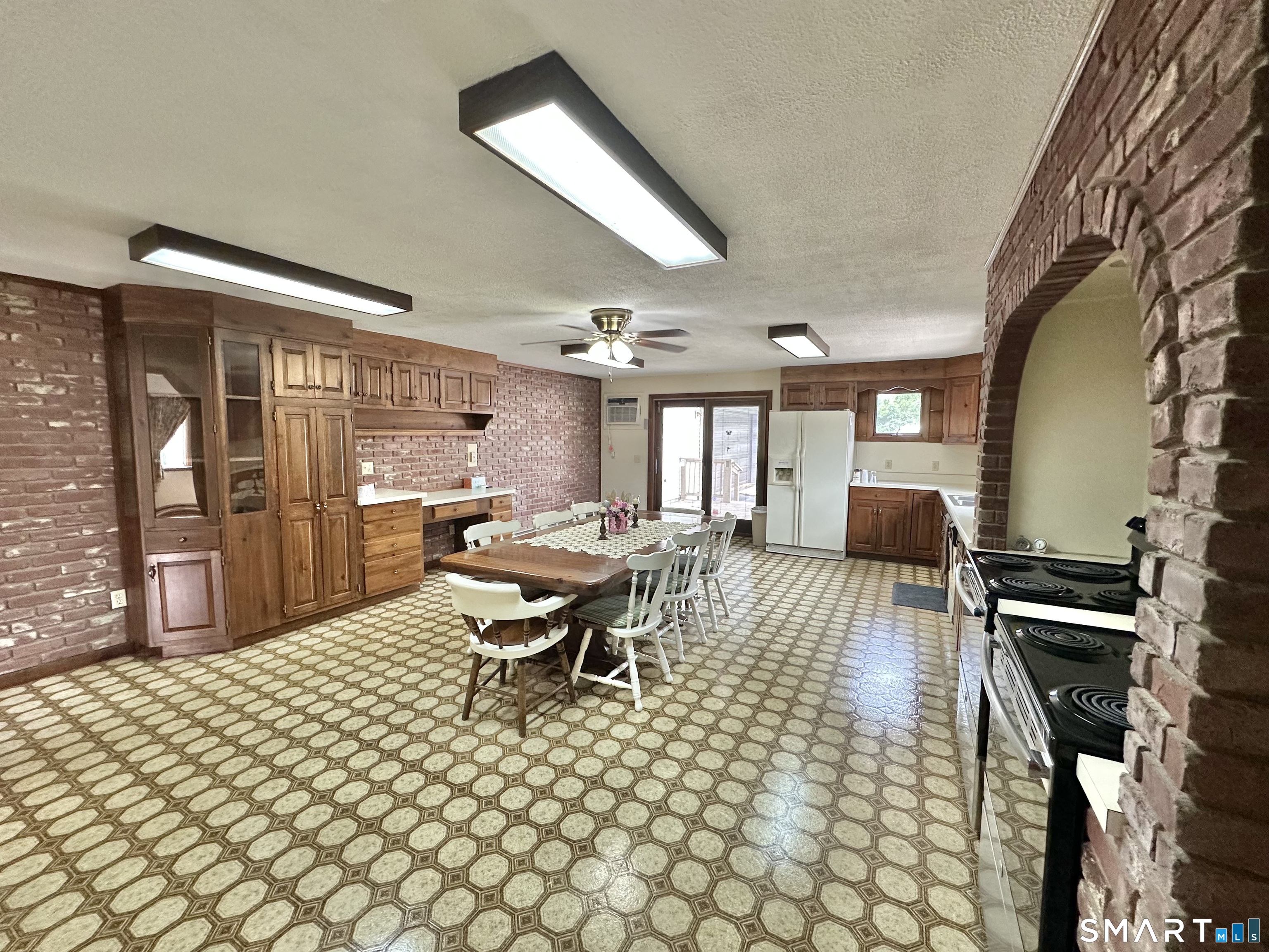 232 Lakeside Boulevard East Waterbury, CT 06708 - Photo 9 of 23