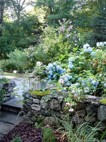 a bunch of flowers in bunch of flowers
