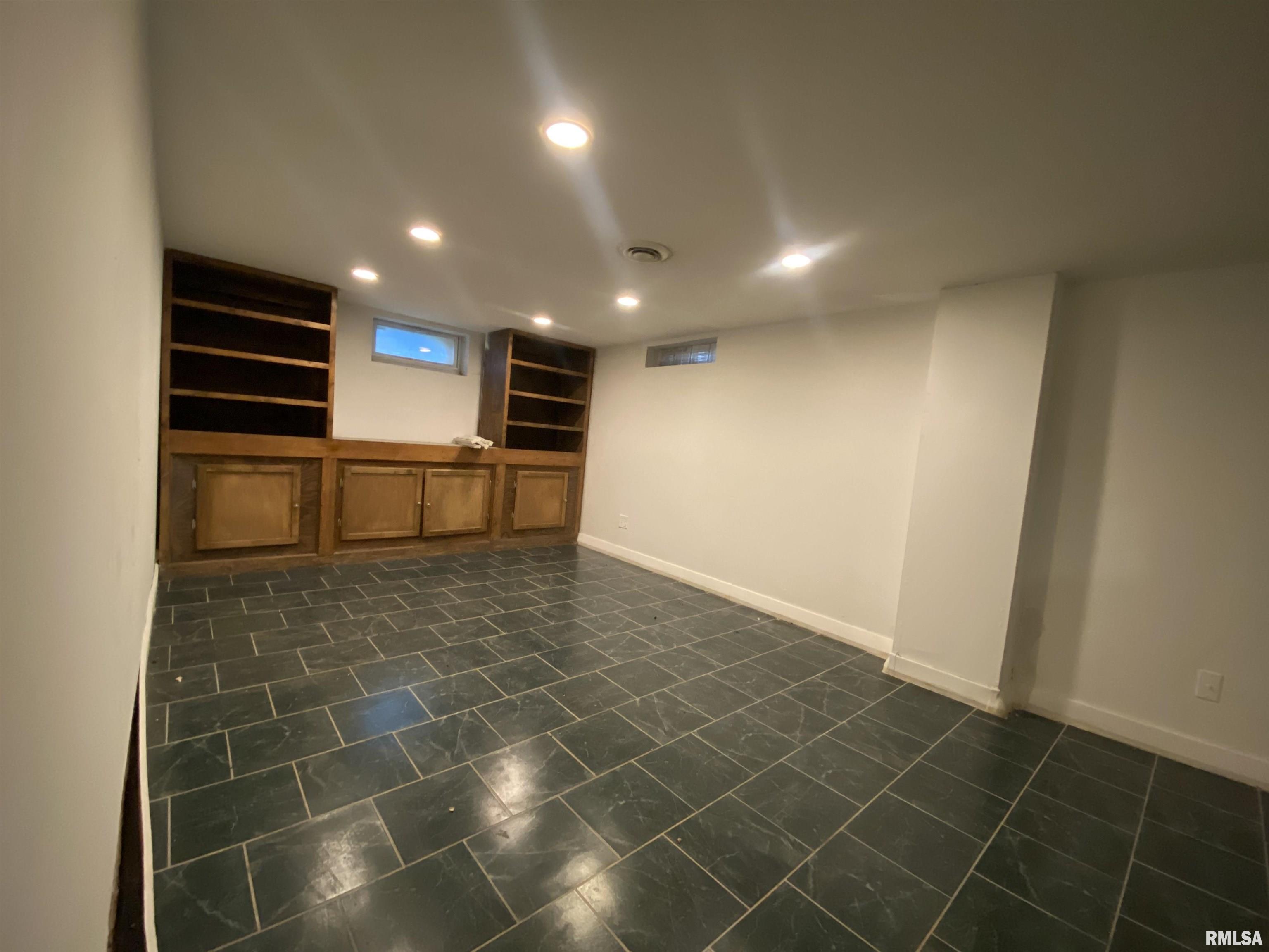 2240 North Sheridan Road Peoria, IL 61604 - Photo 24 of 33