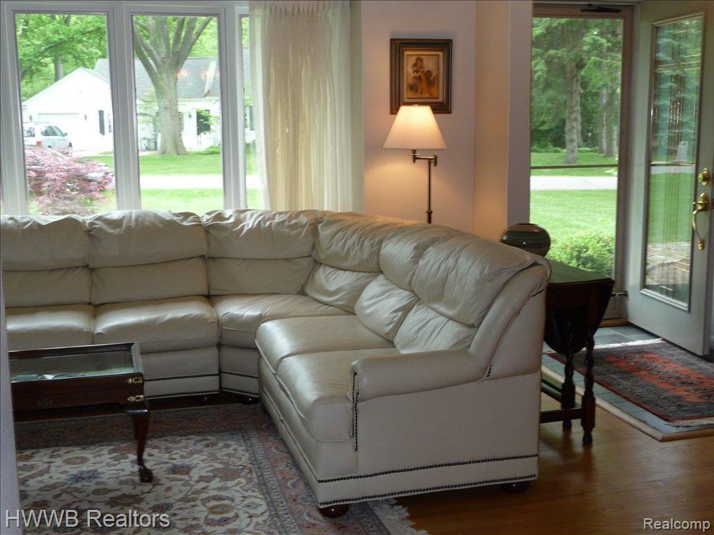 27140 Gardenway Road Franklin, MI 48025 - Photo 2 of 25 Living room entry