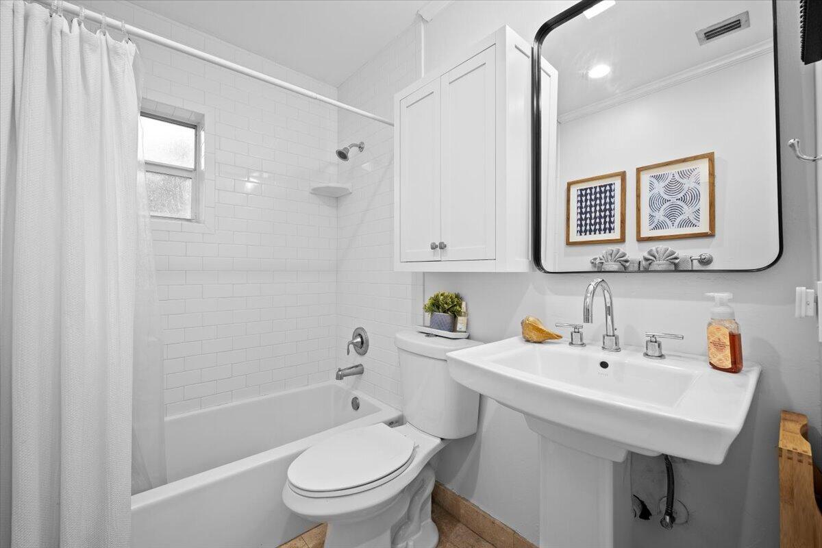710 Cree Street Jupiter, FL 33458 - Photo 14 of 26 Guest Bathroom