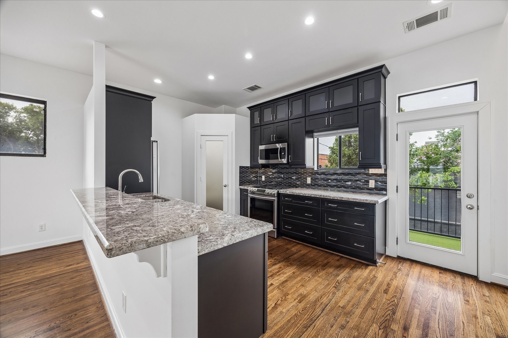 2510 Genesee Street Houston, TX 77006 - Photo 3 of 40 Modern Open Kitchen & Bar Island With Rear Patio