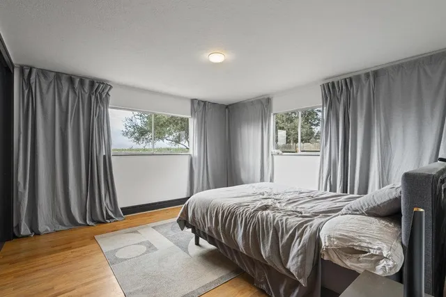 a view of a house with backyard and garden