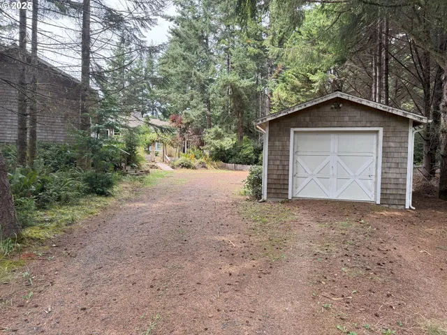 a road view with a outdoor space