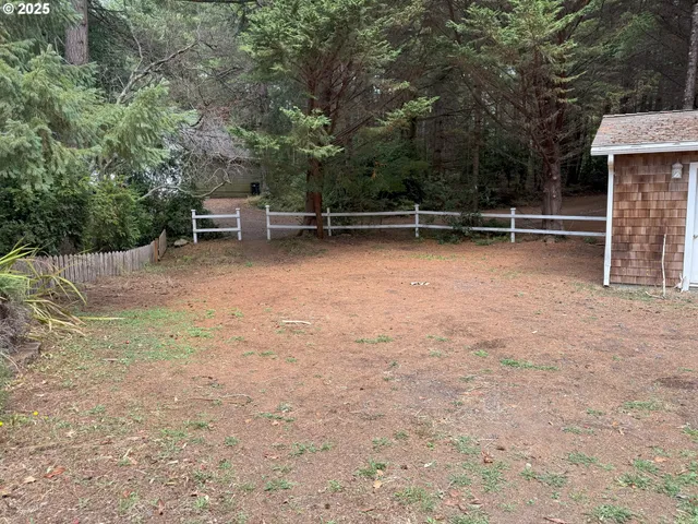 a view of a house with backyard