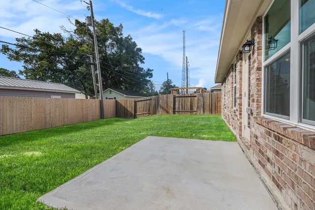 a view of a house with backyard and plants
