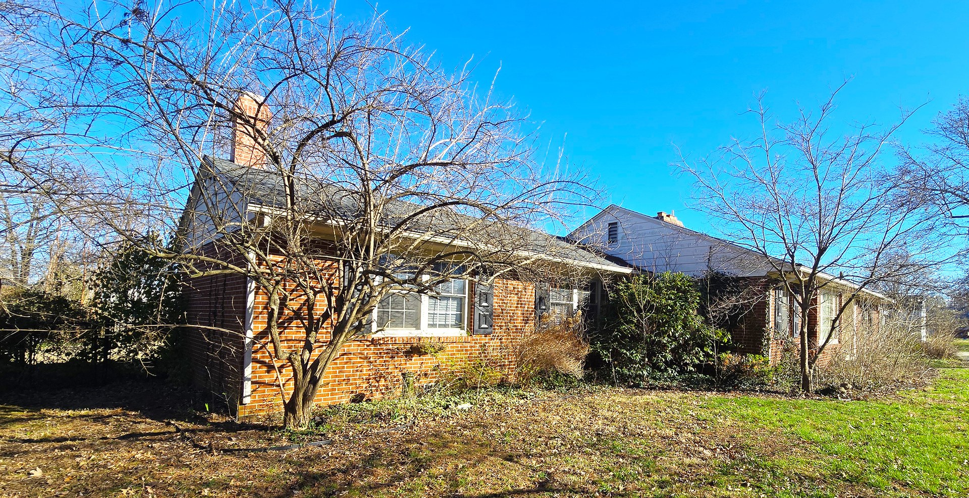 4 Lilac Lane Centralia, IL 62801 - Photo 3 of 32 a front view of a house with a yard