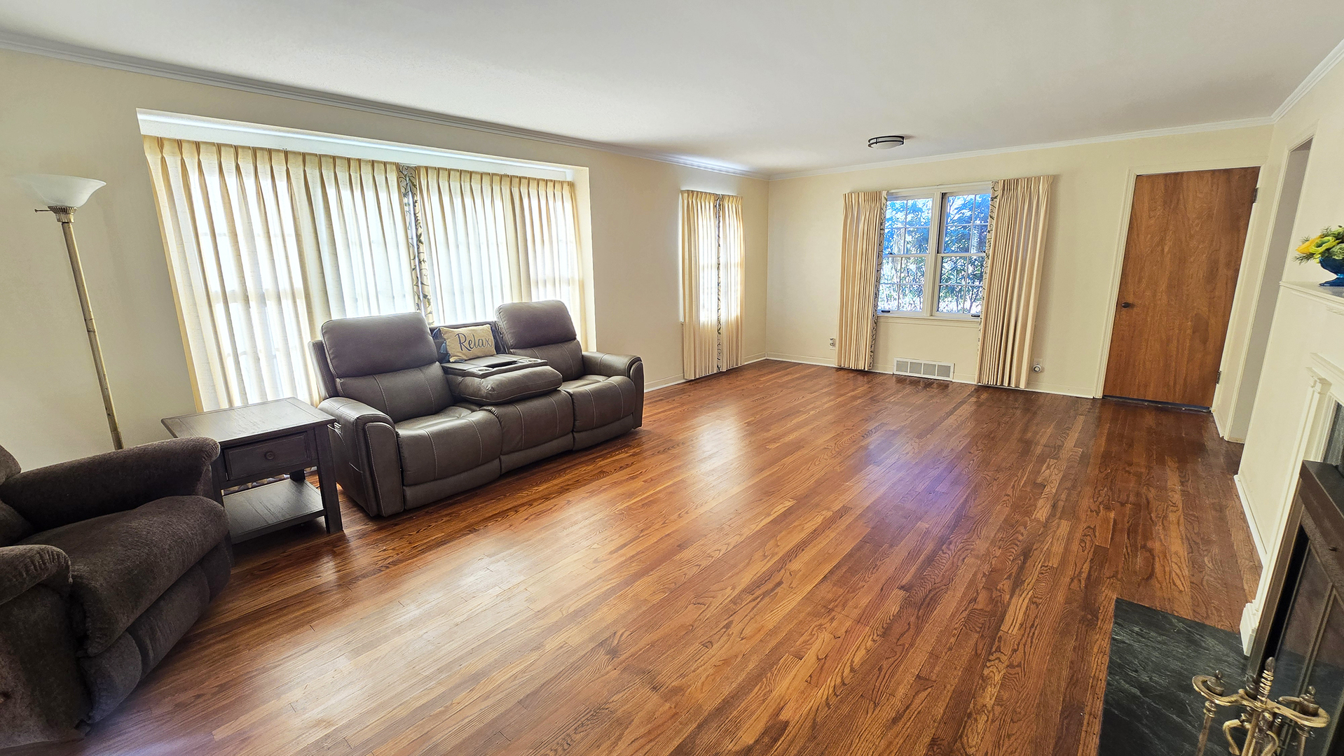 4 Lilac Lane Centralia, IL 62801 - Photo 6 of 32 a living room with furniture and a window