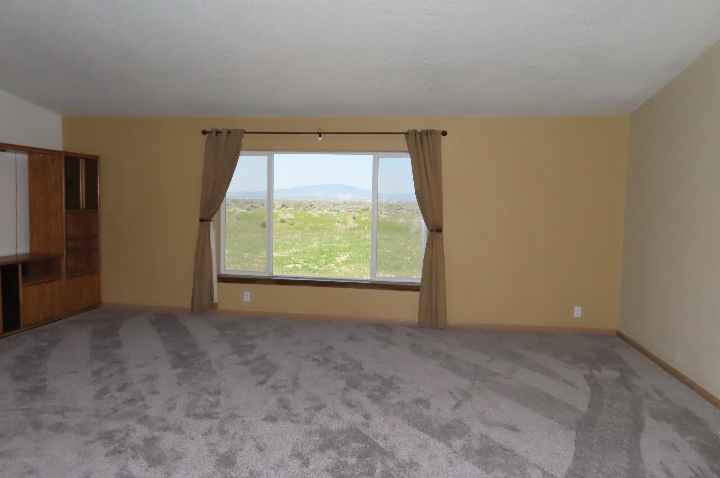 57752 North Oil Dri Road Silver Lake, OR 97638 - Photo 7 of 33 Living room