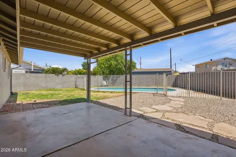 a view of a backyard
