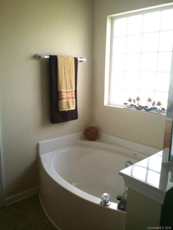 6608 Ridgeview Commons Drive, Unit 98 Charlotte, NC 28269 - Photo 11 of 17 Gallery Image 11