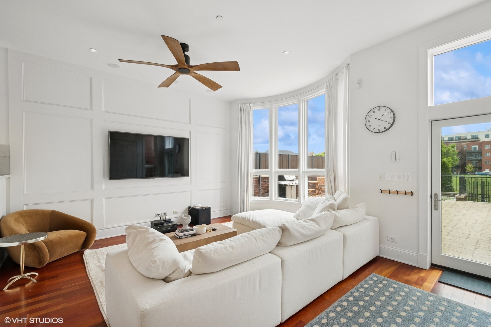 1759 West Surf Street Chicago, IL 60657 - Photo 11 of 43 a living room with furniture and a window