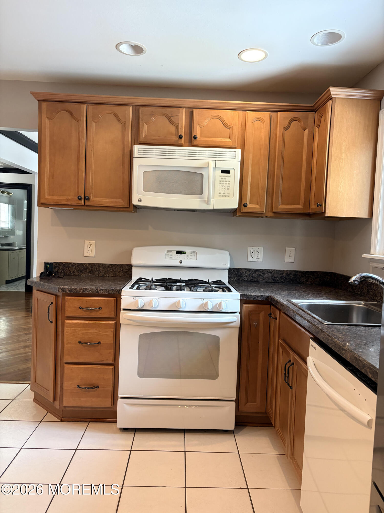 210 Henderson Court, Unit 84 Matawan, NJ 07747 - Photo 4 of 10 5