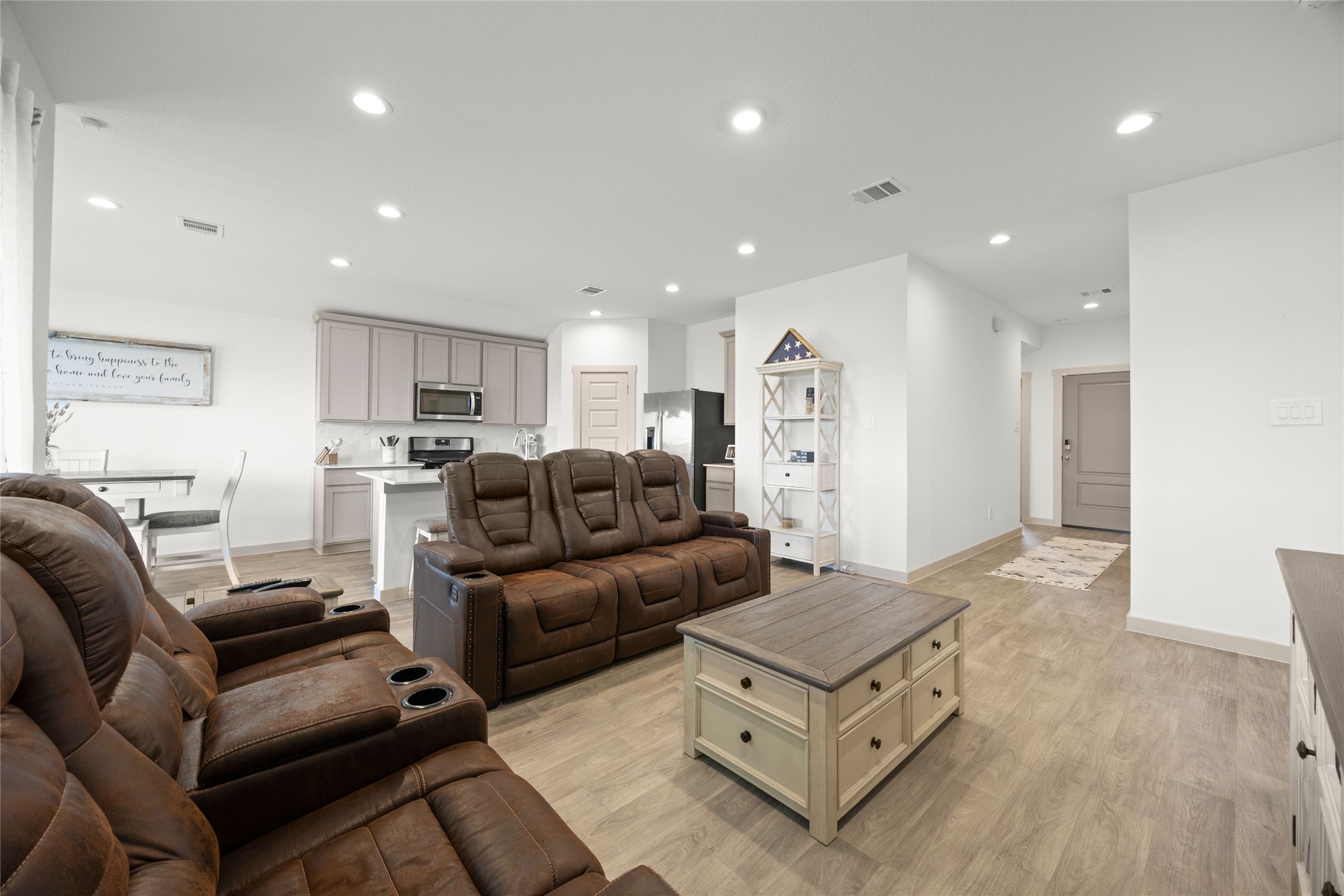 1134 Della Lane Rosharon, TX 77583 - Photo 7 of 23 a living room with furniture and kitchen view