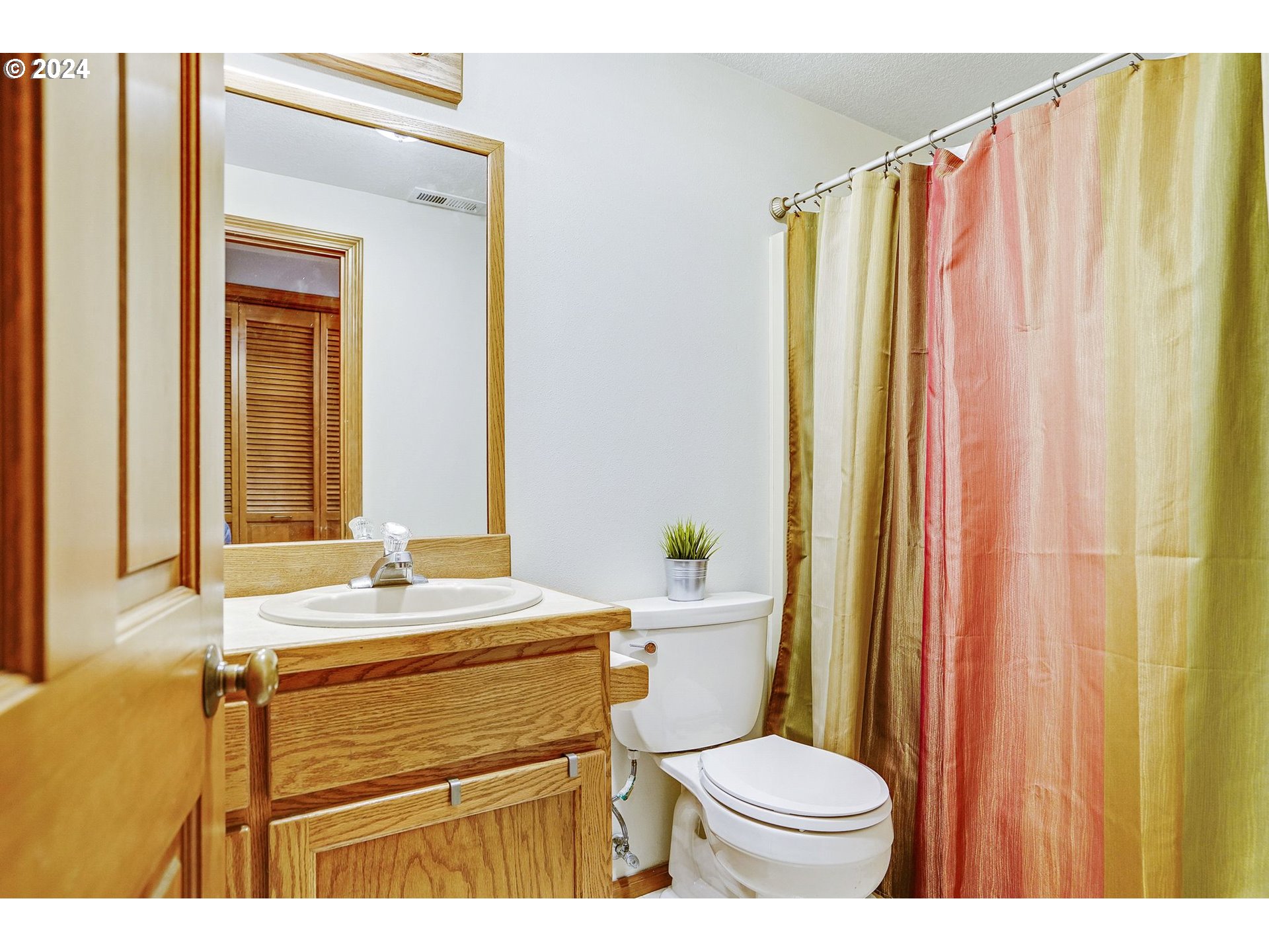 652 Wimbledon Court Eugene, OR 97401 - Photo 17 of 35 a bathroom with a sink toilet and shower