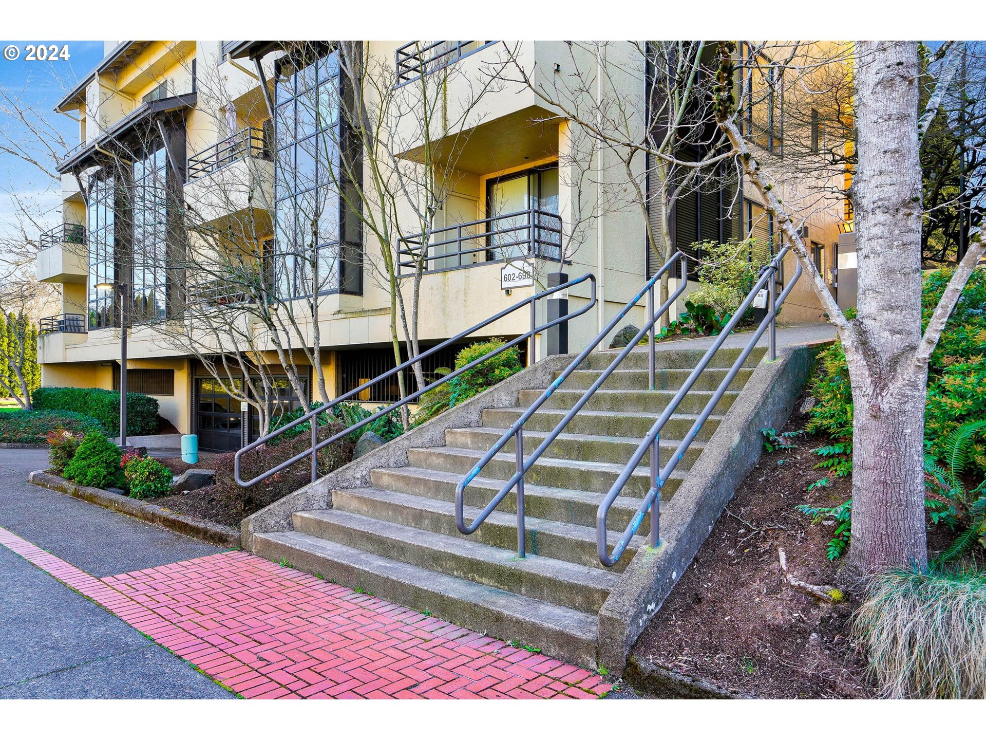 652 Wimbledon Court Eugene, OR 97401 - Photo 2 of 35