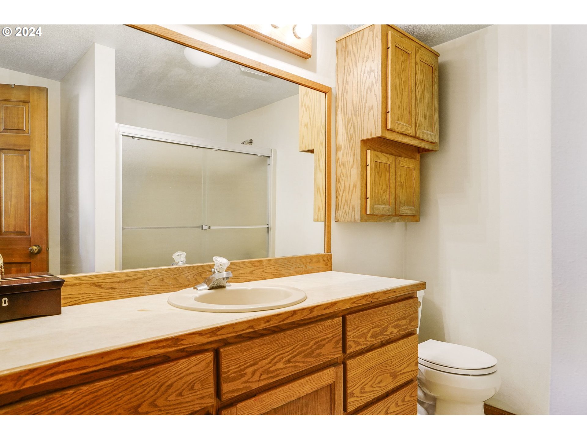 652 Wimbledon Court Eugene, OR 97401 - Photo 23 of 35 a bathroom with a sink toilet and mirror