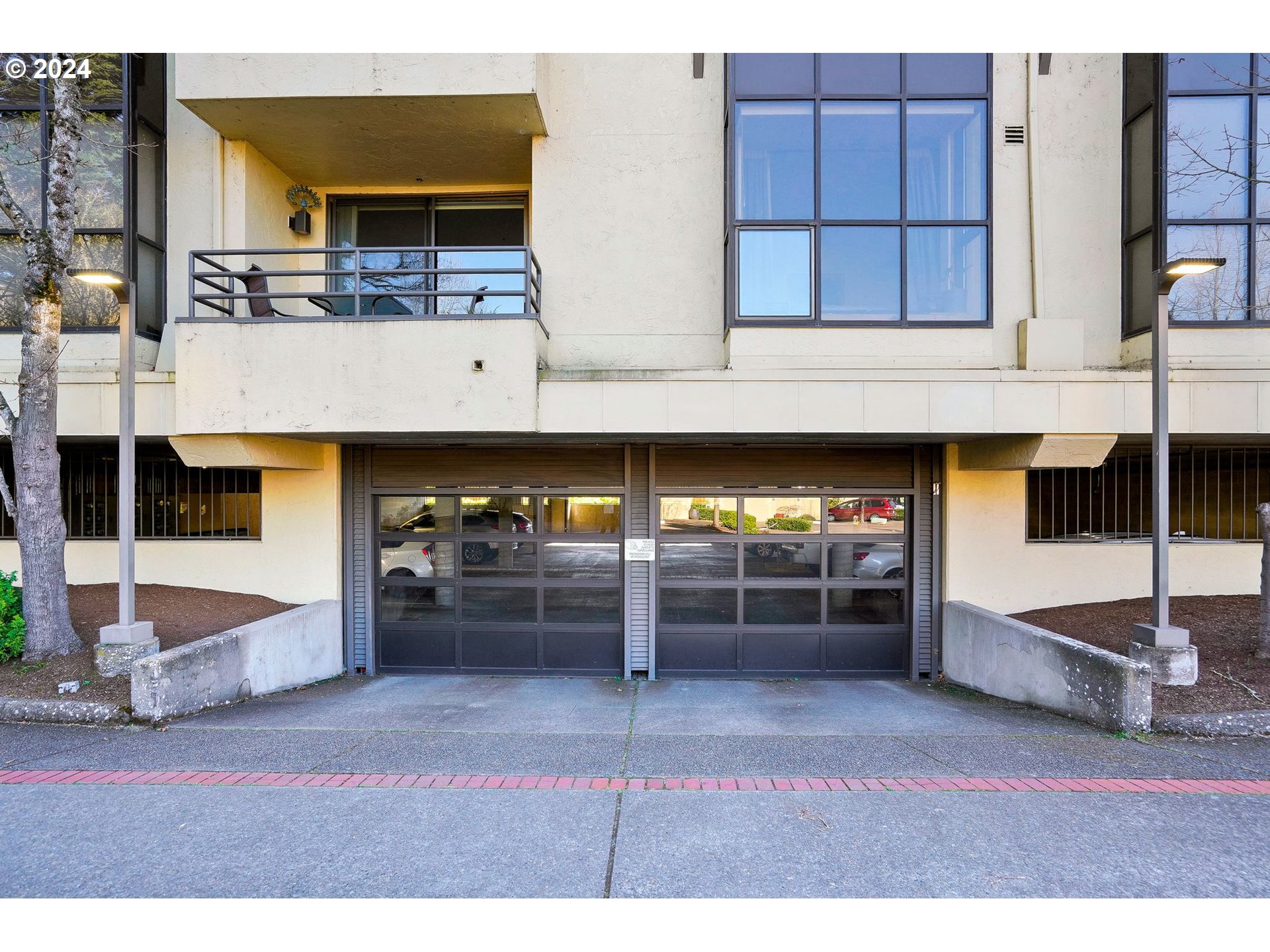 652 Wimbledon Court Eugene, OR 97401 - Photo 29 of 35 a view of a entryway front of house