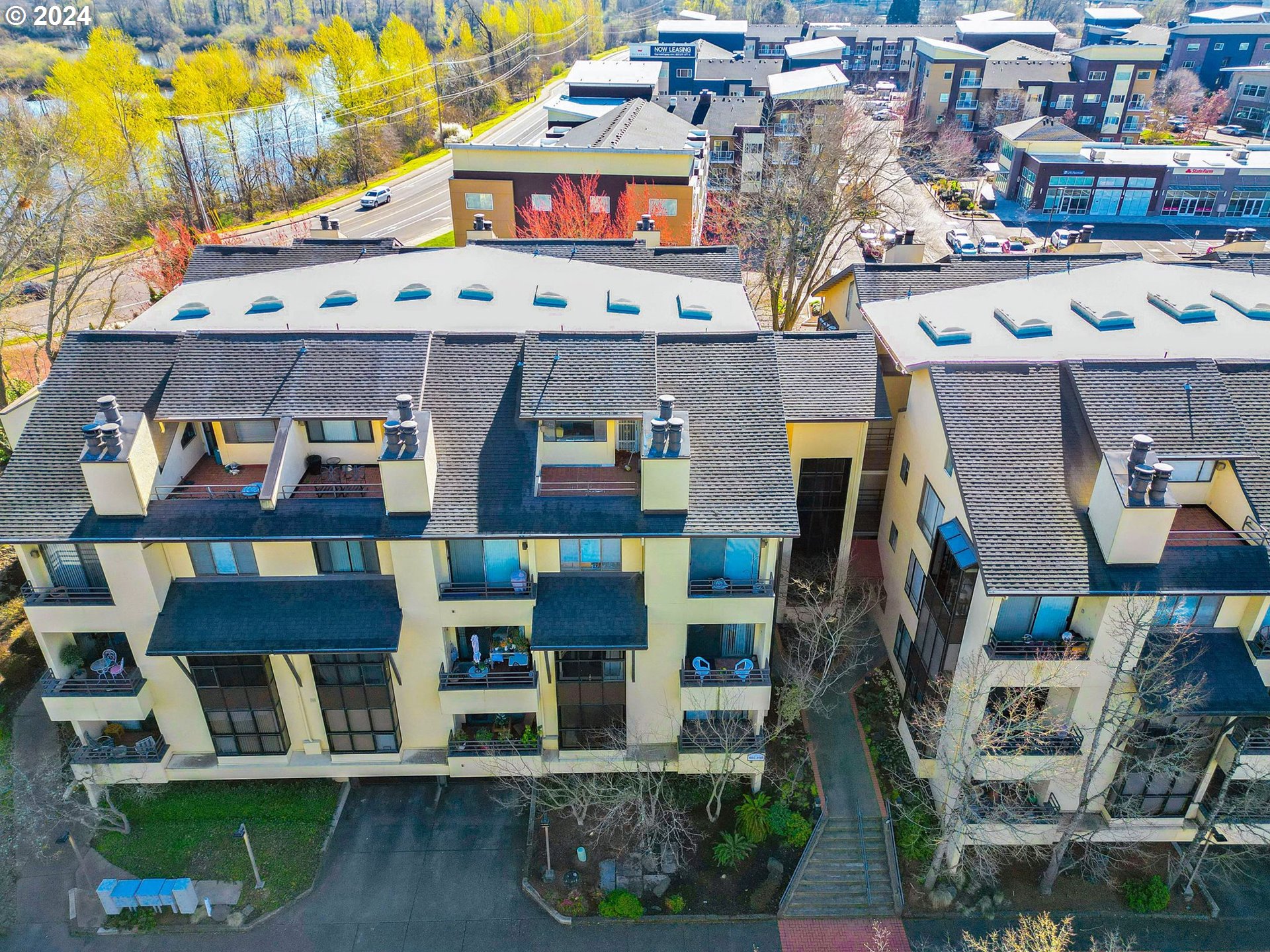 652 Wimbledon Court Eugene, OR 97401 - Photo 31 of 35 a front view of multiple houses
