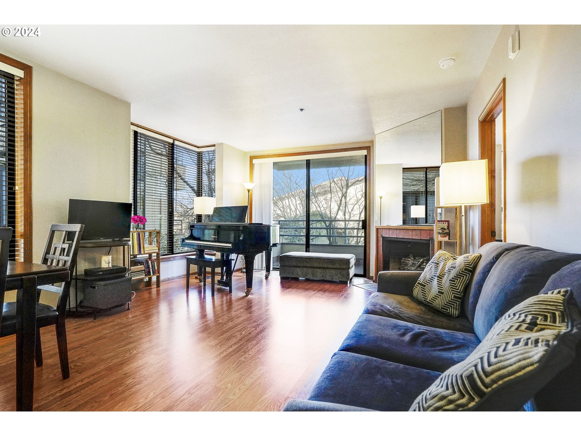 652 Wimbledon Court Eugene, OR 97401 - Photo 5 of 35 a living room with furniture and a wooden floor