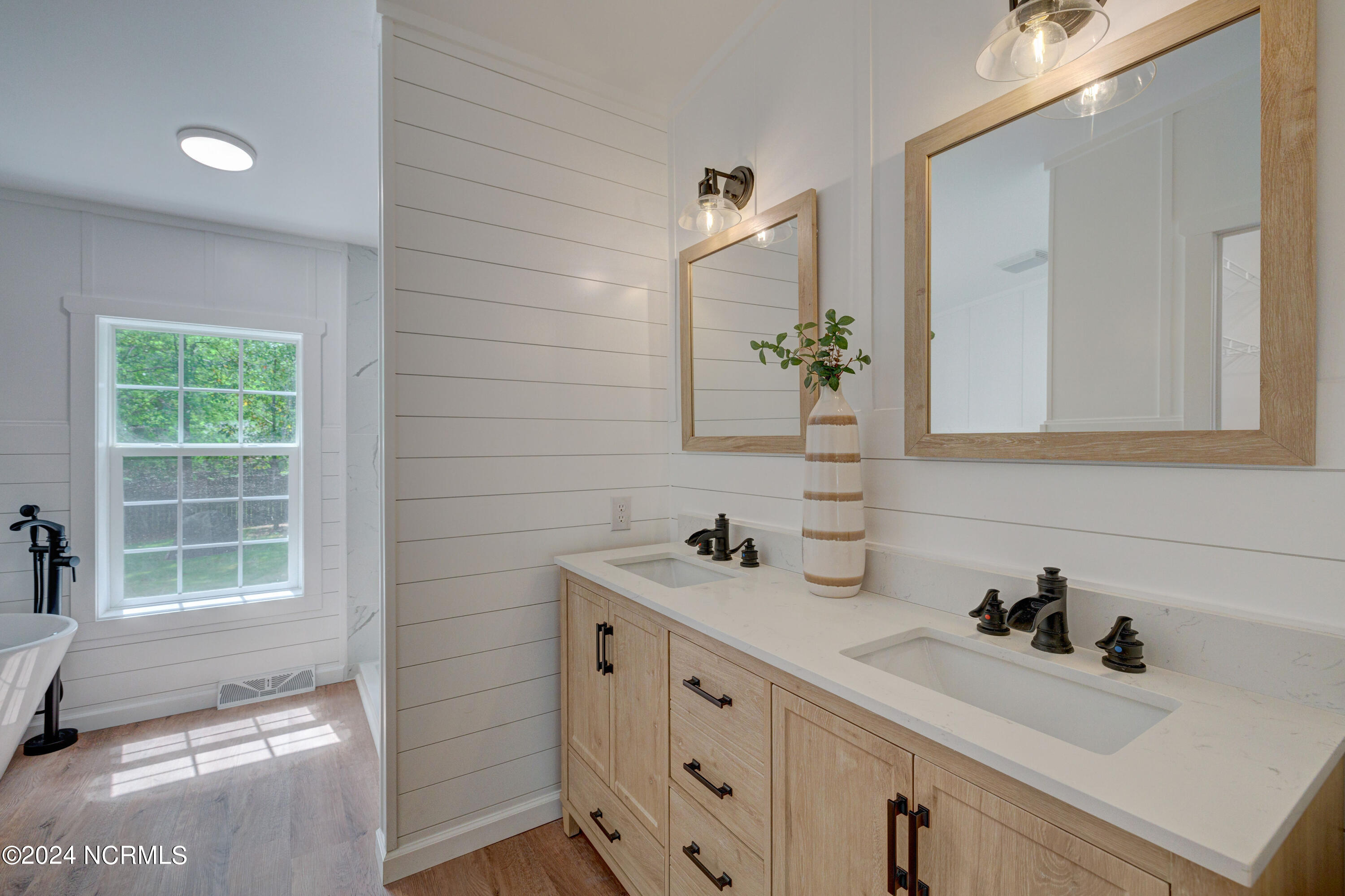 328 Groves Point Circle Hampstead, NC 28443 - Photo 16 of 39 Master Vaniety