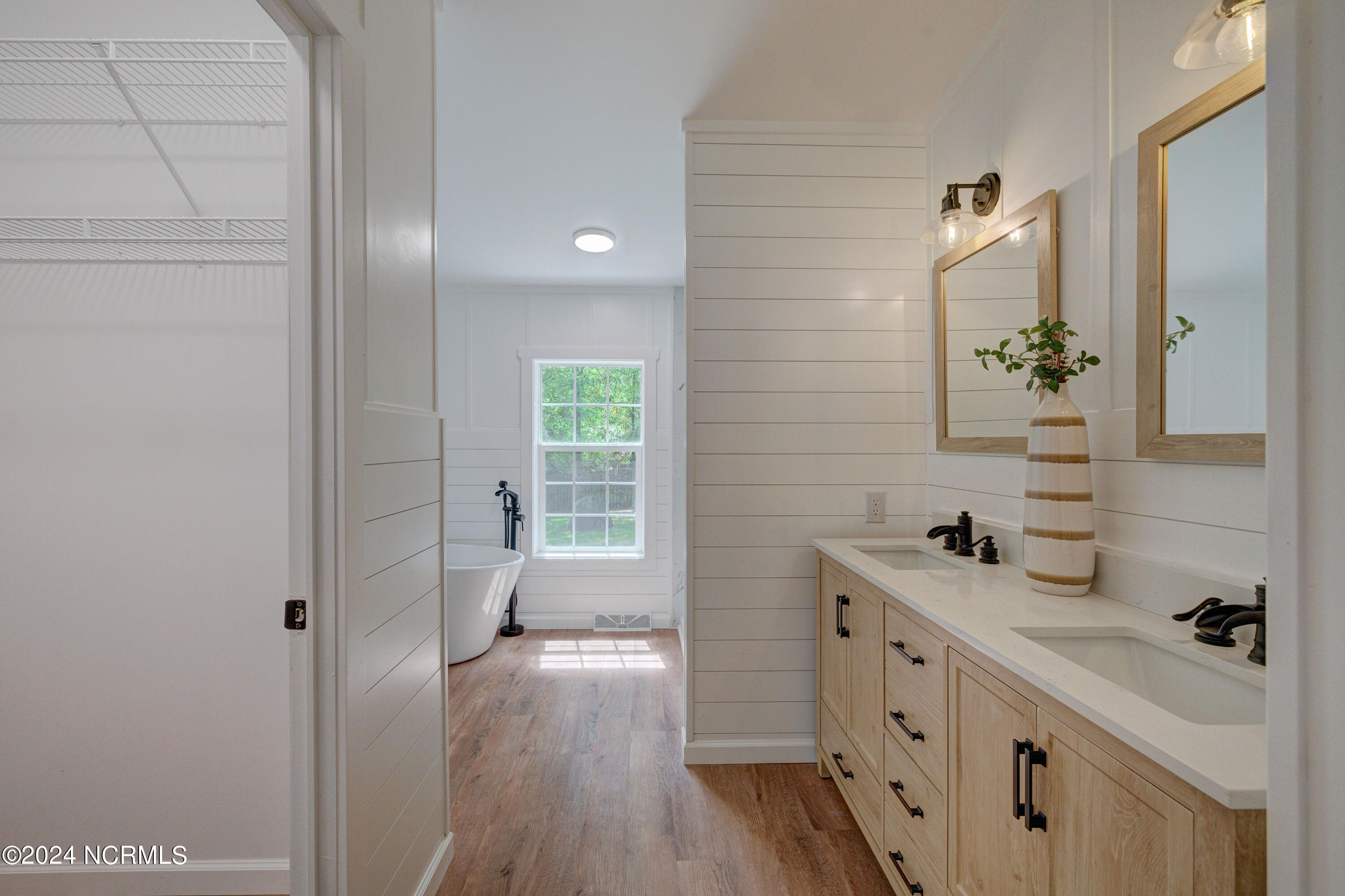 328 Groves Point Circle Hampstead, NC 28443 - Photo 17 of 39 Master Vaniety