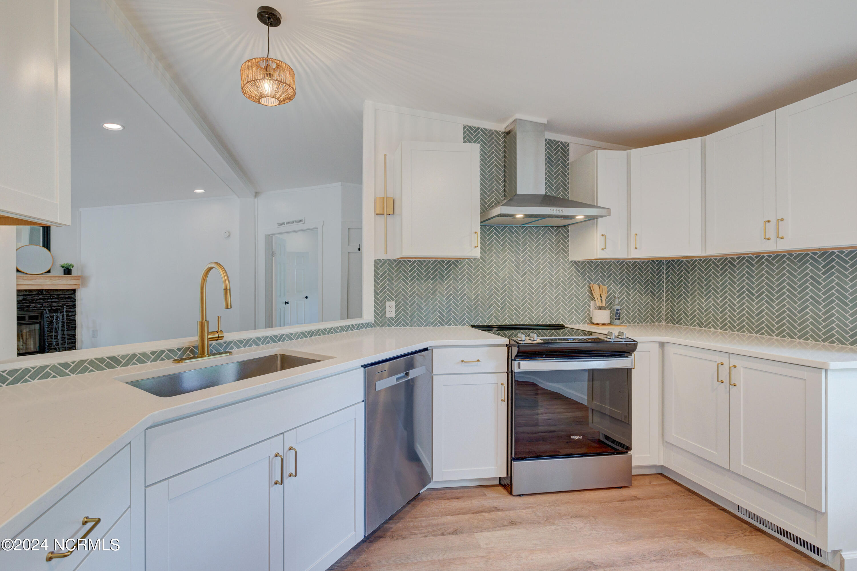 328 Groves Point Circle Hampstead, NC 28443 - Photo 4 of 39 Kitchen