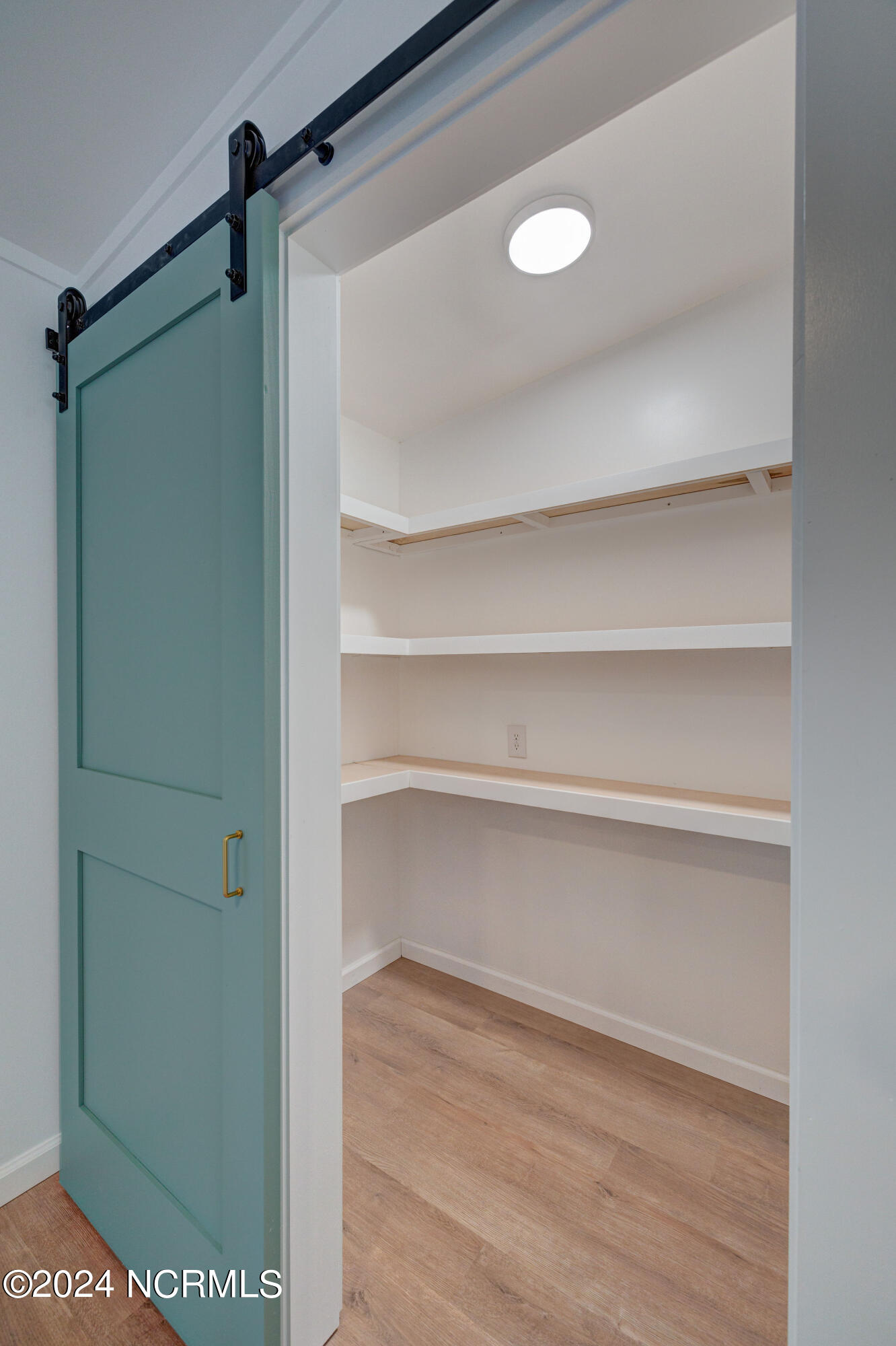 328 Groves Point Circle Hampstead, NC 28443 - Photo 8 of 39 Butler Pantry