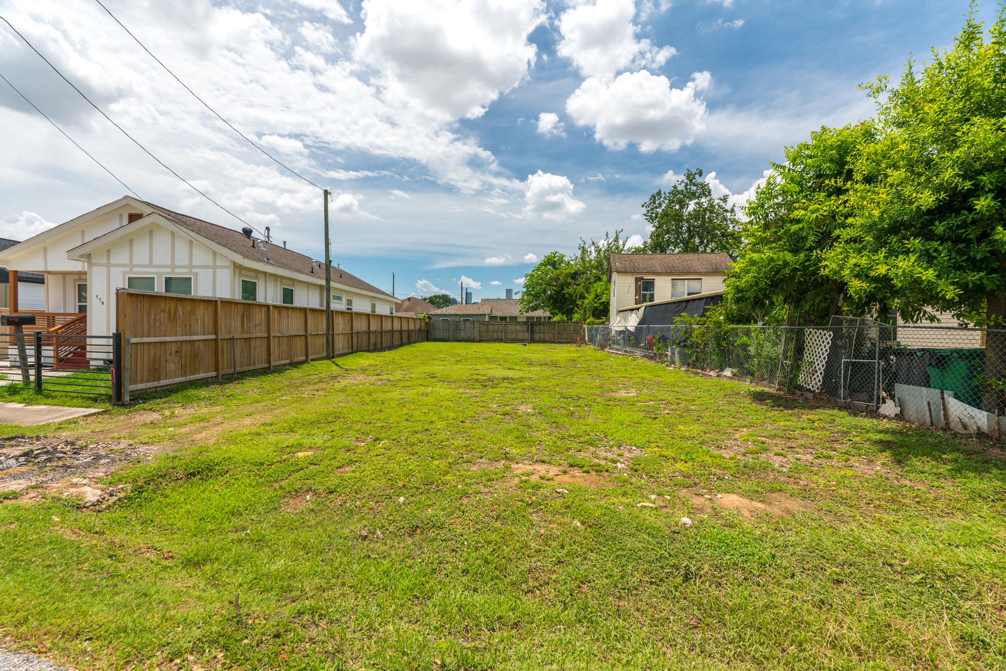 121 North Sidney Street Houston, TX 77003 - Photo 18 of 20 a view of a outdoor space with a swimming pool