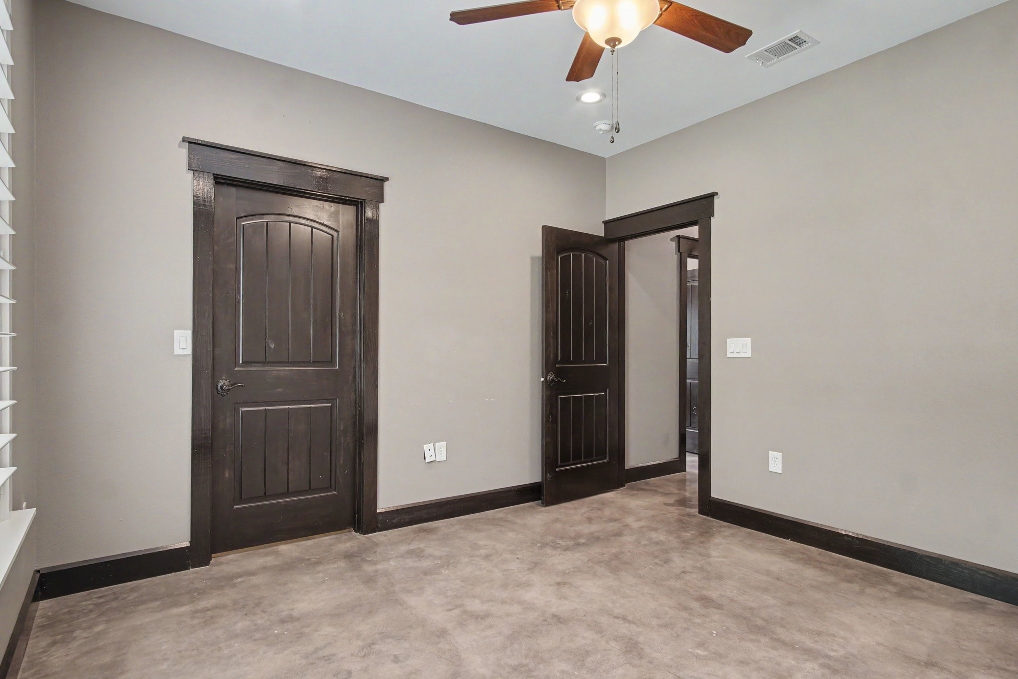 184 Bridgepoint Onalaska, TX 77360 - Photo 21 of 41 an empty room with closet and a chandelier fan