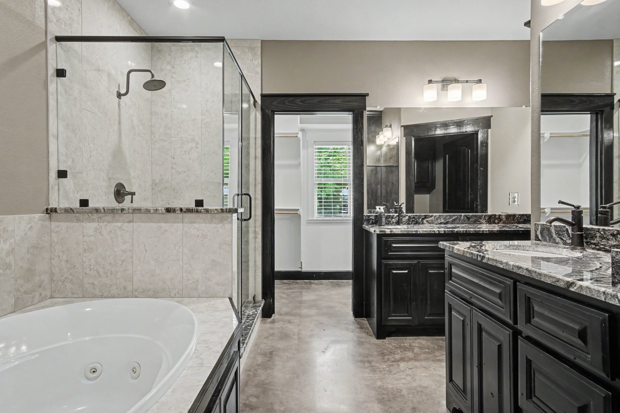 184 Bridgepoint Onalaska, TX 77360 - Photo 23 of 41 a bathroom with a bathtub and a sink