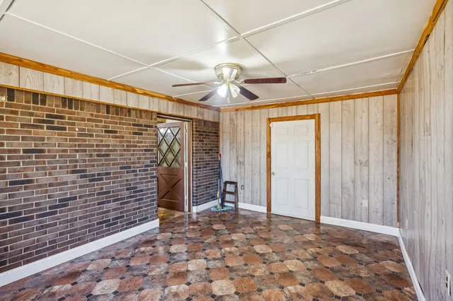 a view of empty room with a ceiling fan