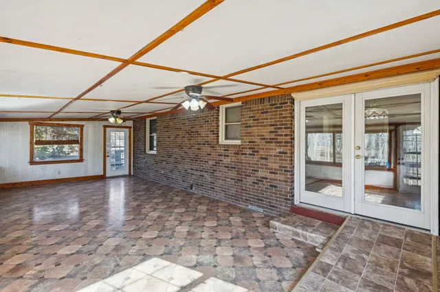 a view of a pathway along a building