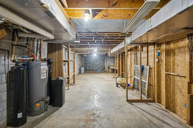 a view of an empty room with wooden roof