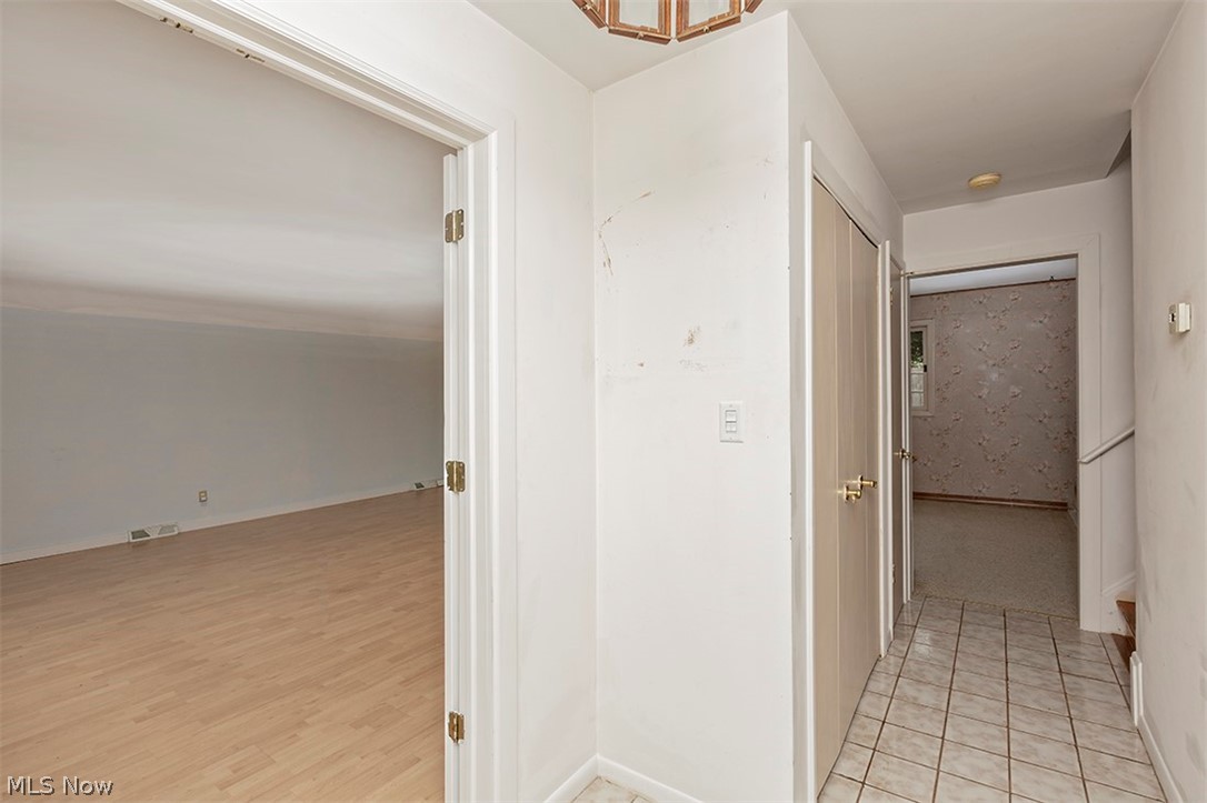 2038 Hansford Road Cleveland, OH 44124 - Photo 3 of 34 Gallery Image 3