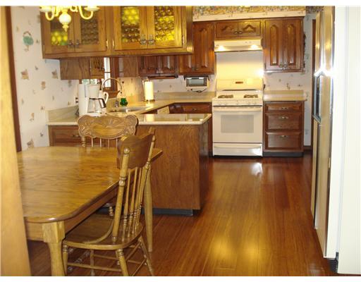 217 Highland Road Fox Chapel, PA 15238 - Photo 5 of 18 Kitchen. Eat-in kitchen with quartz countertops