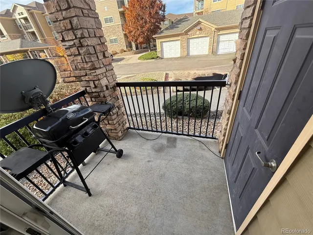 a view of a house with backyard and deck