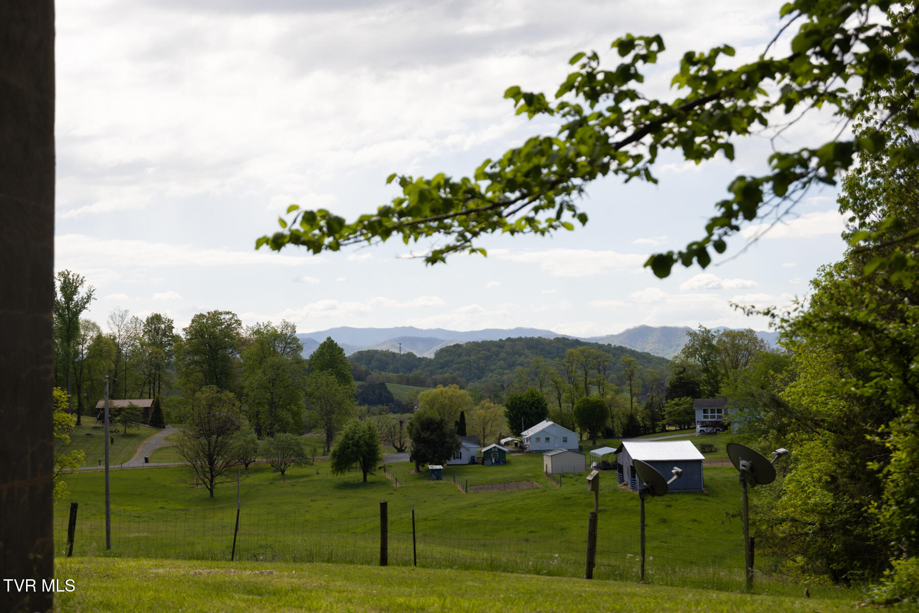 133 Bob Wright Road Elizabethton, TN 37643 - Photo 2 of 46 133BobWright_260420_0002