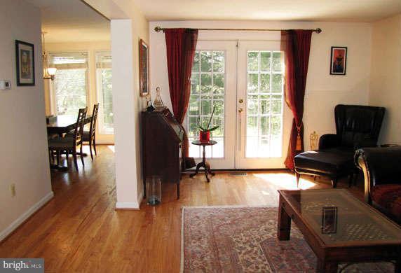 1816 North Shore Court Reston, VA 20190 - Photo 7 of 19 Living Room