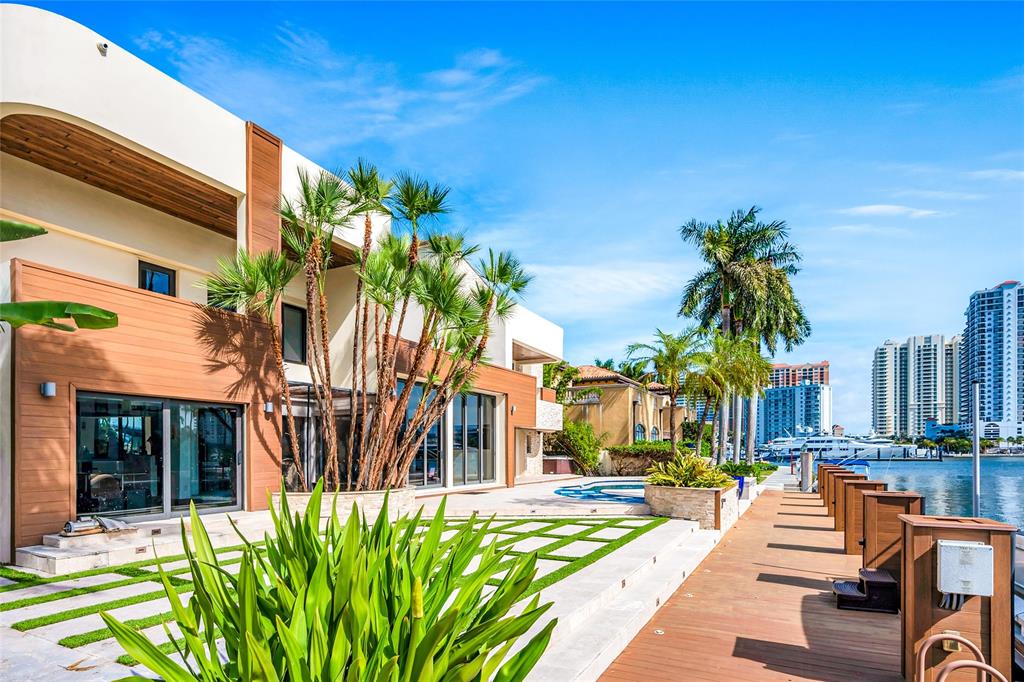 2626 Castilla Isle Fort Lauderdale, FL 33301 - Photo 14 of 18 a view of a lobby with a garden and plants