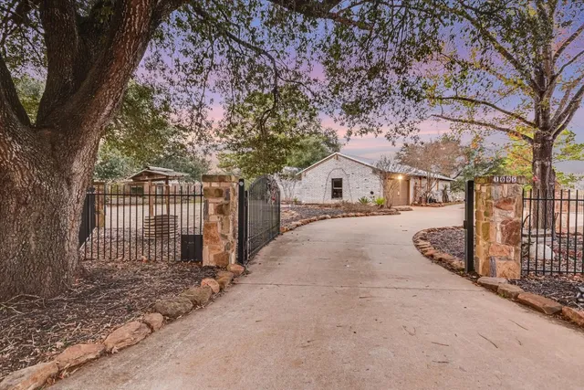 $575,000 | 1005 Colorado Street, Smithville, TX 78957