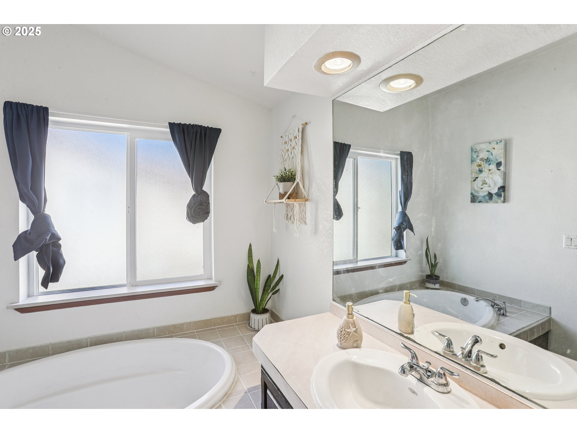 914 James Street Independence, OR 97351 - Photo 29 of 48 a bathroom with a tub sink and mirror