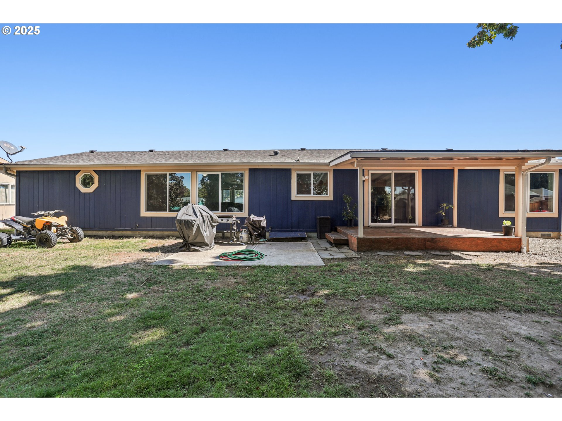 914 James Street Independence, OR 97351 - Photo 35 of 48 a house view with a garden space
