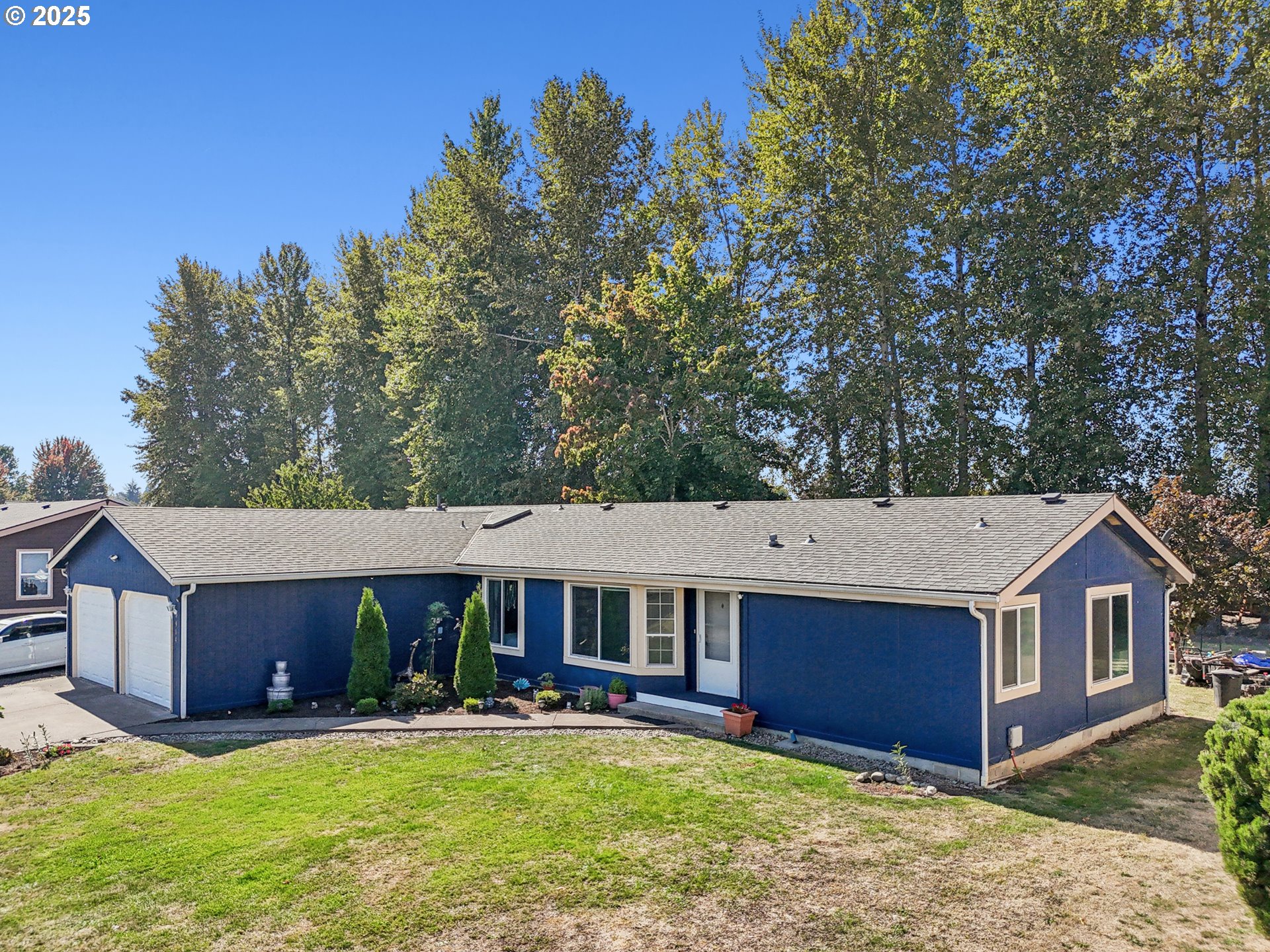 914 James Street Independence, OR 97351 - Photo 5 of 48 front view of a house with a yard