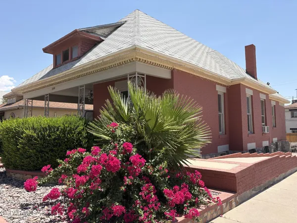 a flower garden is sitting in front of a house